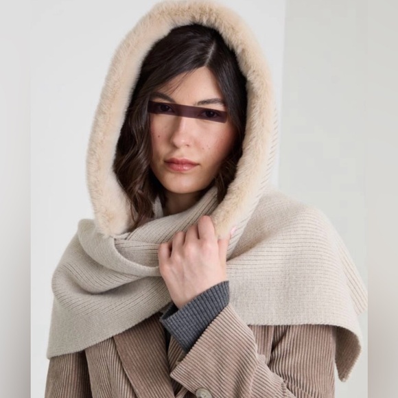 MaxMara Accessories - NWOT Scarf with Fluffy Insert Size: OS Color: Cream Fall/Winter/Holiday